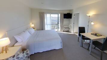 Superior Studio, Non Smoking, Kitchenette (SUPERIOR SPA BATH STUDIO) | Premium bedding, soundproofing, iron/ironing board, free WiFi