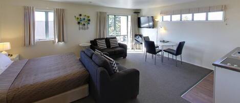 Premium bedding, soundproofing, iron/ironing board, free WiFi