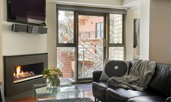 Suite Grand | Zona de estar | Una televisión LCD, un reproductor de DVD
