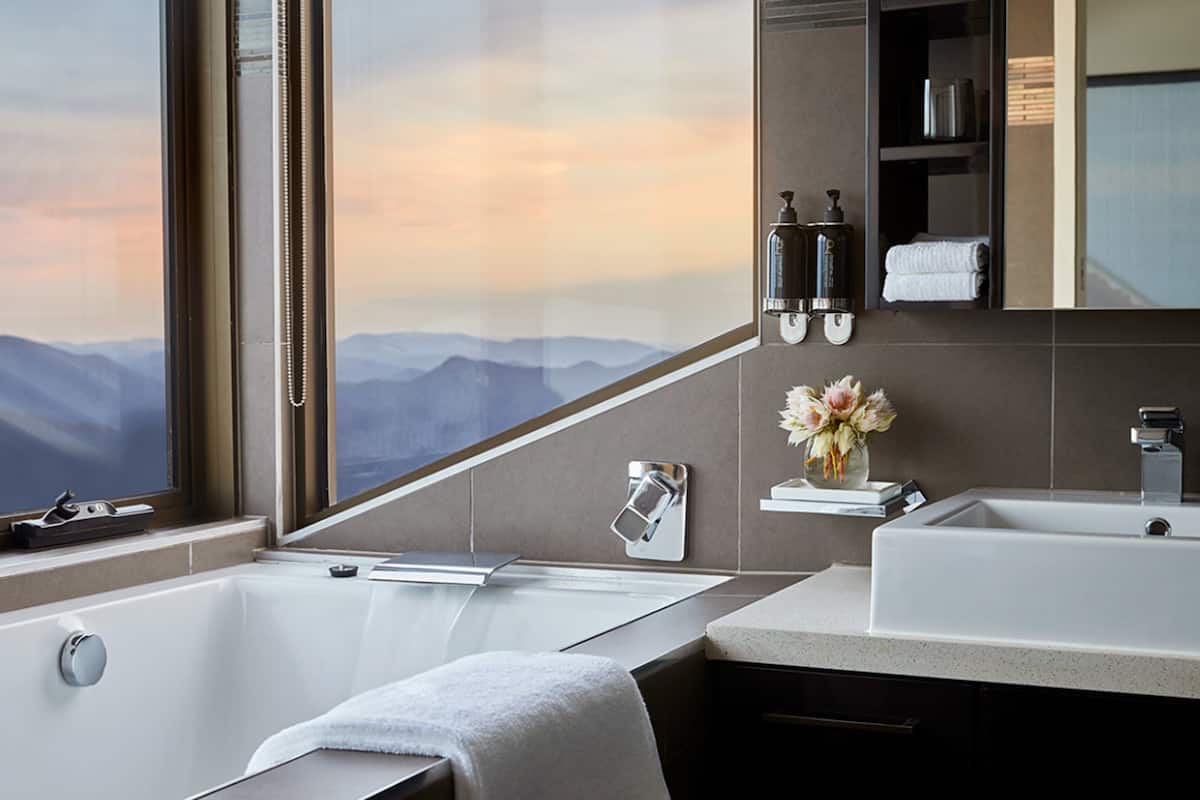 Breathtaker Suite | Bathroom | Free toiletries, hair dryer, towels