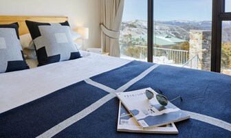 Tabla de planchar con plancha, wifi gratis, ropa de cama