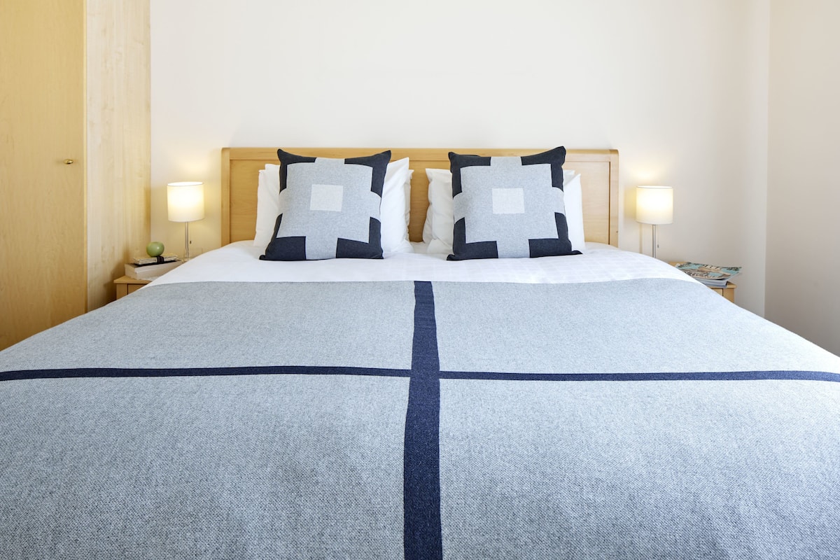 Three Bedroom (6 share) | Iron/ironing board, free WiFi, bed sheets