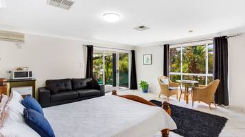 Suite Studio Supérieure, 1 grand lit, coin cuisine, vue piscine
