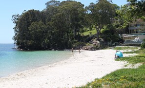 Beach nearby, white sand, sun-loungers, beach umbrellas - Salamander Beach Accommodation Adults Only (Salamander Bay)