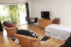 Suite estudio superior, 1 cama de matrimonio, cocina básica, vistas a la piscina | Ropa de cama de alta calidad y colchones con acolchado adicional