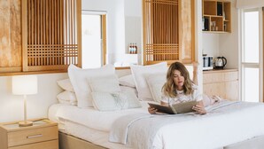 A bedroom with a bed, bedside table, and a reading lamp. - Yallingup Villas (Yallingup)