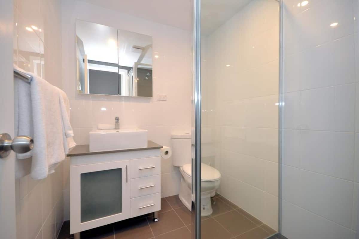 standard studio, non smoking, kitchenette | bathroom | shower, free toiletries, hair dryer, towels