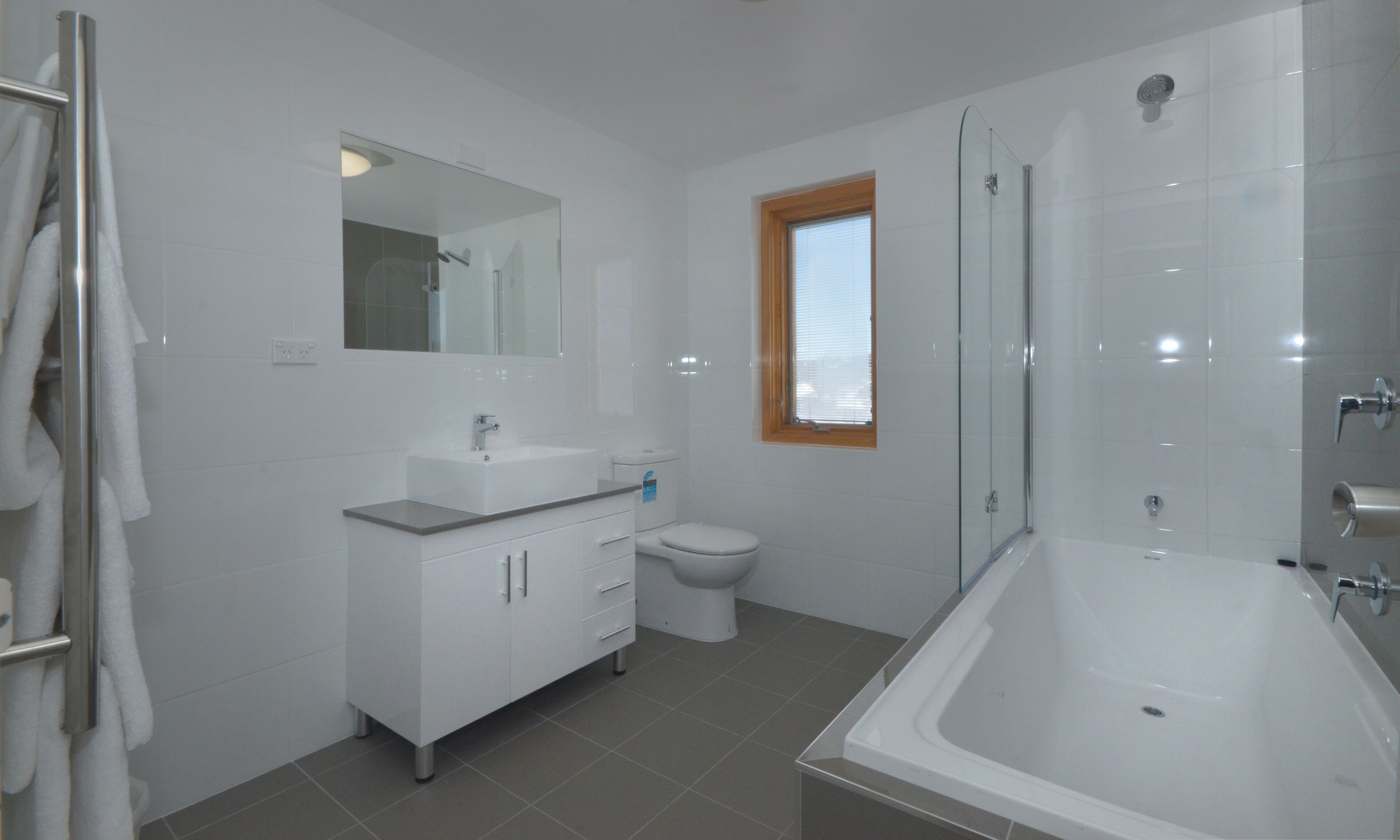 Chalet One Bedroom Apartment | Bathroom | Shower, free toiletries, hair dryer, towels