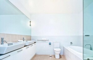 Bañera y ducha independientes, artículos de tocador gratuitos