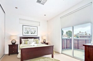 Penthouse, varias habitaciones (SPECIAL) | Escritorio y tabla de planchar con plancha 