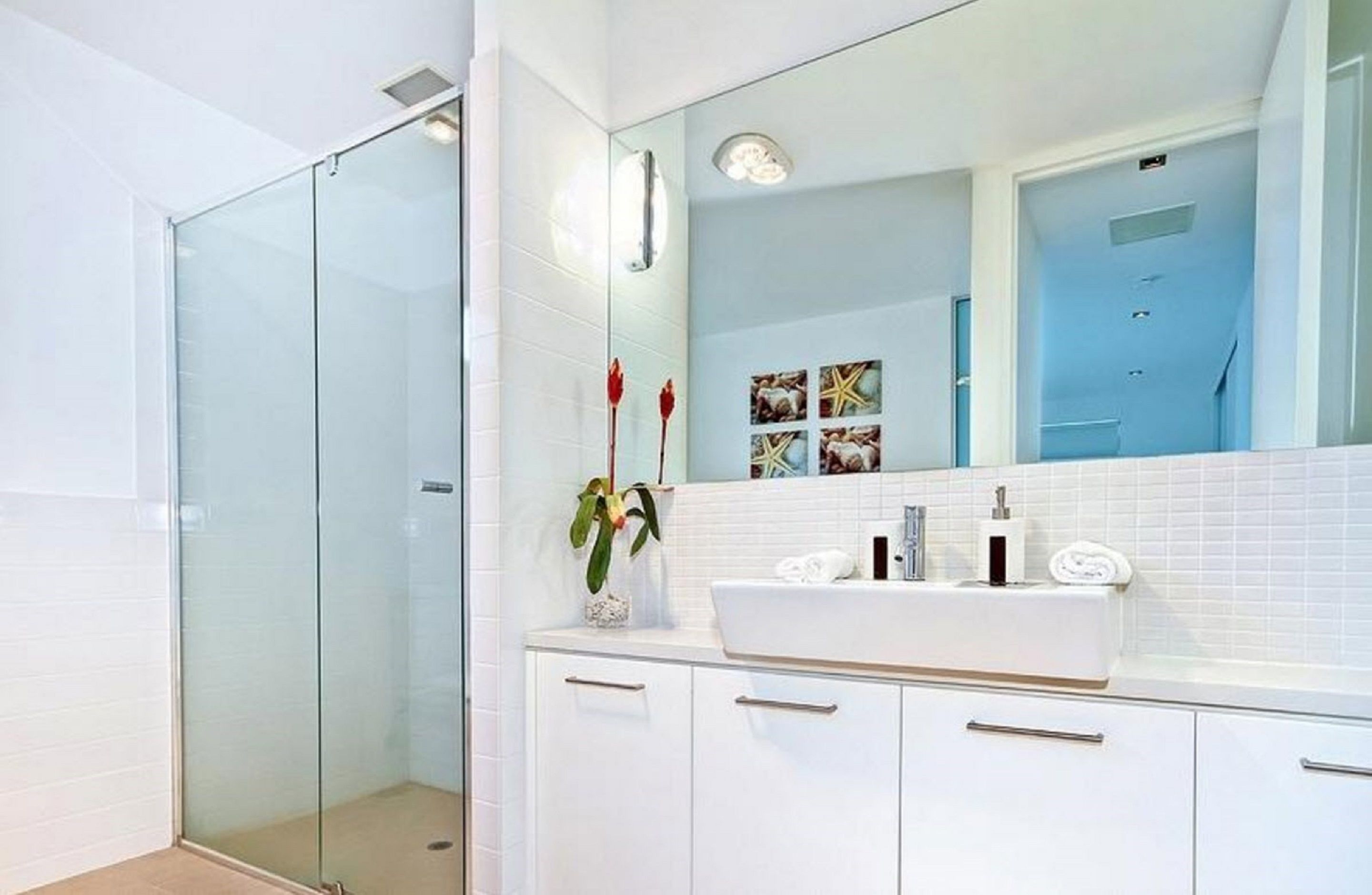 Standard Apartment, 3 Bedrooms | Bathroom | Separate bathtub and shower, free toiletries, hair dryer, towels