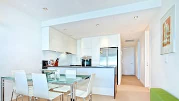 Penthouse, varias habitaciones (SPECIAL) | Escritorio y tabla de planchar con plancha