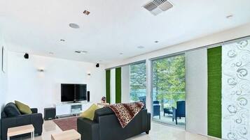 Penthouse, varias habitaciones (SPECIAL) | Escritorio y tabla de planchar con plancha