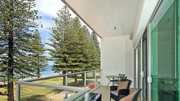 Penthouse, varias habitaciones (SPECIAL) | Escritorio y tabla de planchar con plancha
