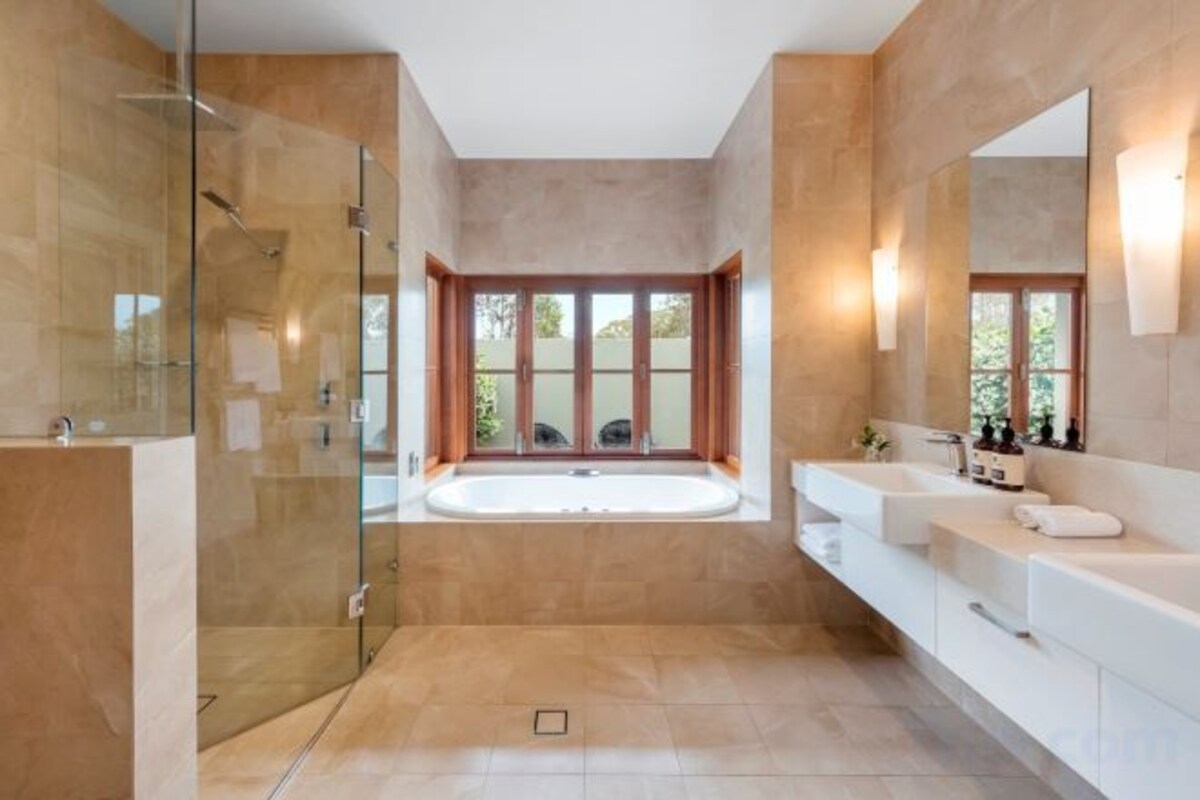 Luxury Spa Suite