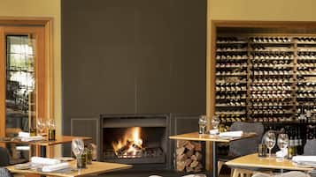 Phục vụ bữa sáng, bữa trưa và bữa tối