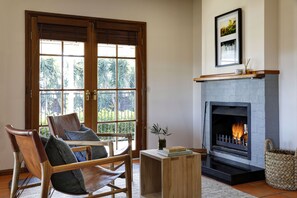 50-英寸纯平电视（配备有线频道）、电视、壁炉