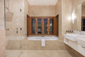 Luxury Suite, 1 Katil Raja (King), Jetted Tub | Bilik Mandi | Tab mandi dan pancuran berasingan, tab mandi berpancutan 