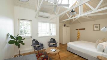 Signature Room, 1 King Bed, Balcony (Room 2)