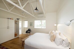 华丽客房, 1 张特大床, 阳台, 部分海景 (Room 1) | 高档床上用品、迷你吧、客房内保险箱、隔音