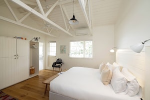 Standard Room, Non Smoking, Balcony (Room 1) - Wheelchair Access | Premium bedding, minibar, in-room safe, soundproofing