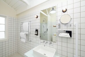 Habitación Deluxe, 1 cama King size, balcón, vista parcial al mar (Room 1) | Baño | Regadera, amenidades de baño gratuitas, toallas 