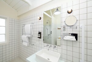 Deluxe-Zimmer, 1 King-Bett, Balkon, eingeschränkter Meerblick (Room 1) | Badezimmer | Dusche, kostenlose Toilettenartikel, Handtücher