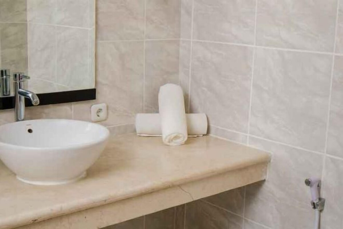 Bathroom | Shower, free toiletries, towels
