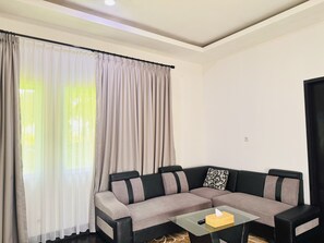 Hotel Beach View Twin | Living area | 32-inch TV with cable channels - Grand Elty Krakatoa (Kalianda)