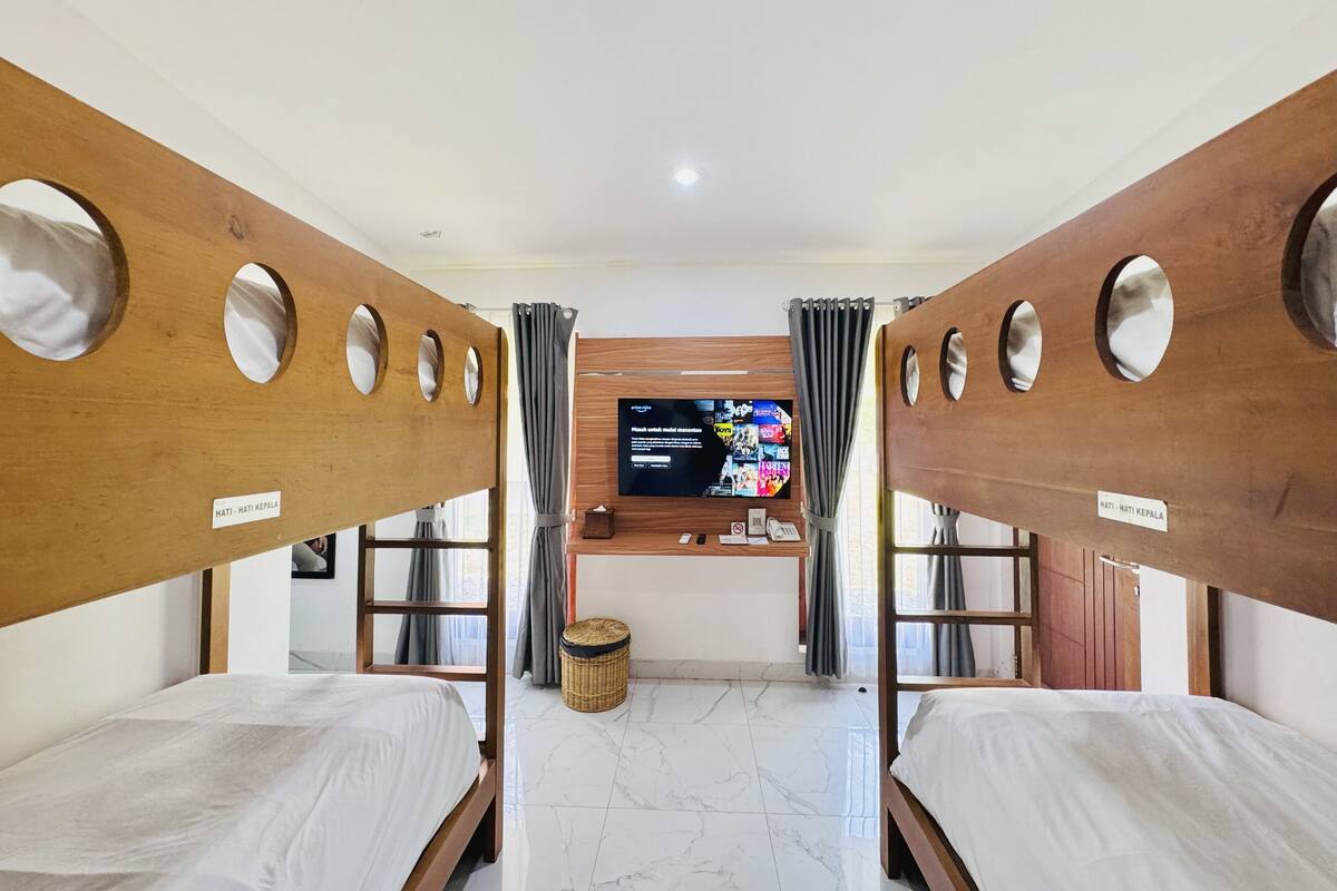 Phòng tập thể Tiêu chuẩn (Kaldera Family) | Minibar, bàn, khu vực làm việc phù hợp cho laptop 