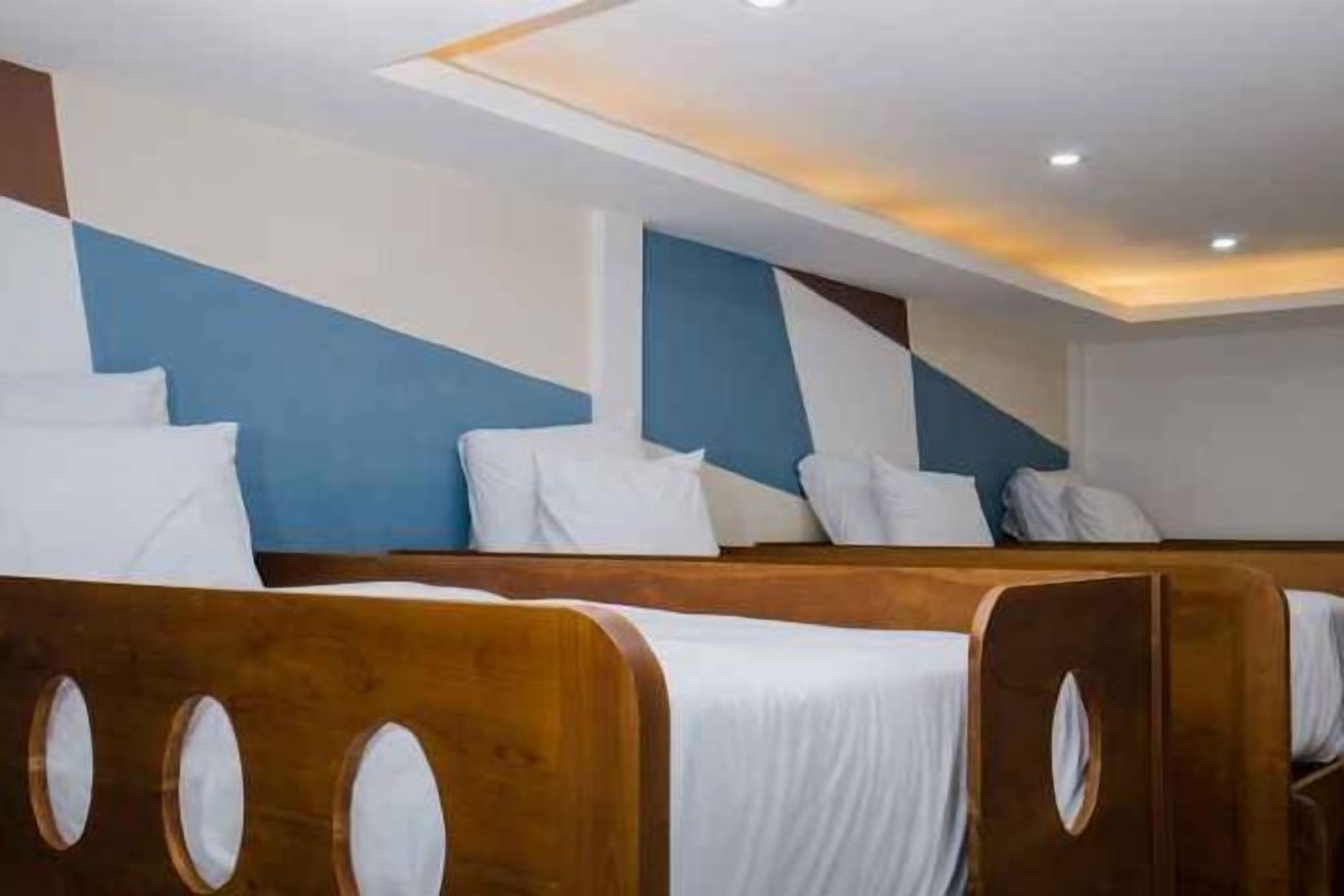 Minibar, desk, laptop workspace, free WiFi