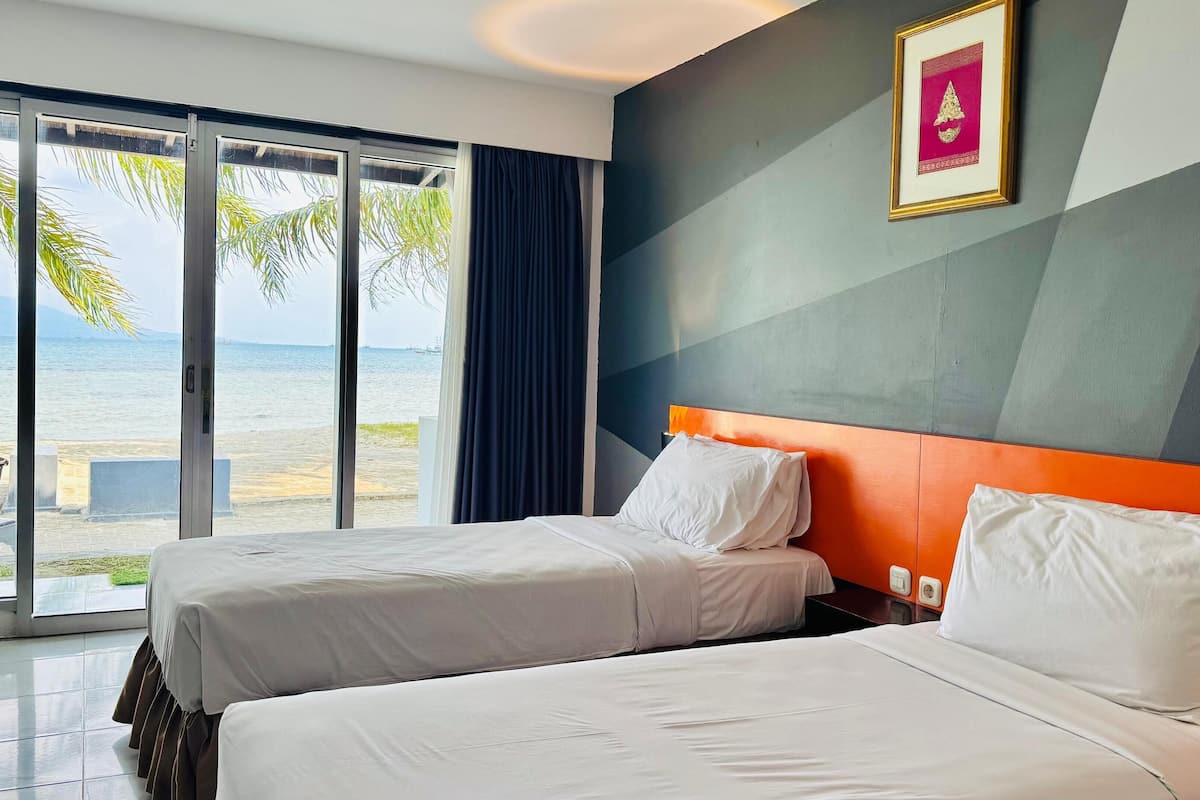 Minibar, desk, laptop workspace, free WiFi