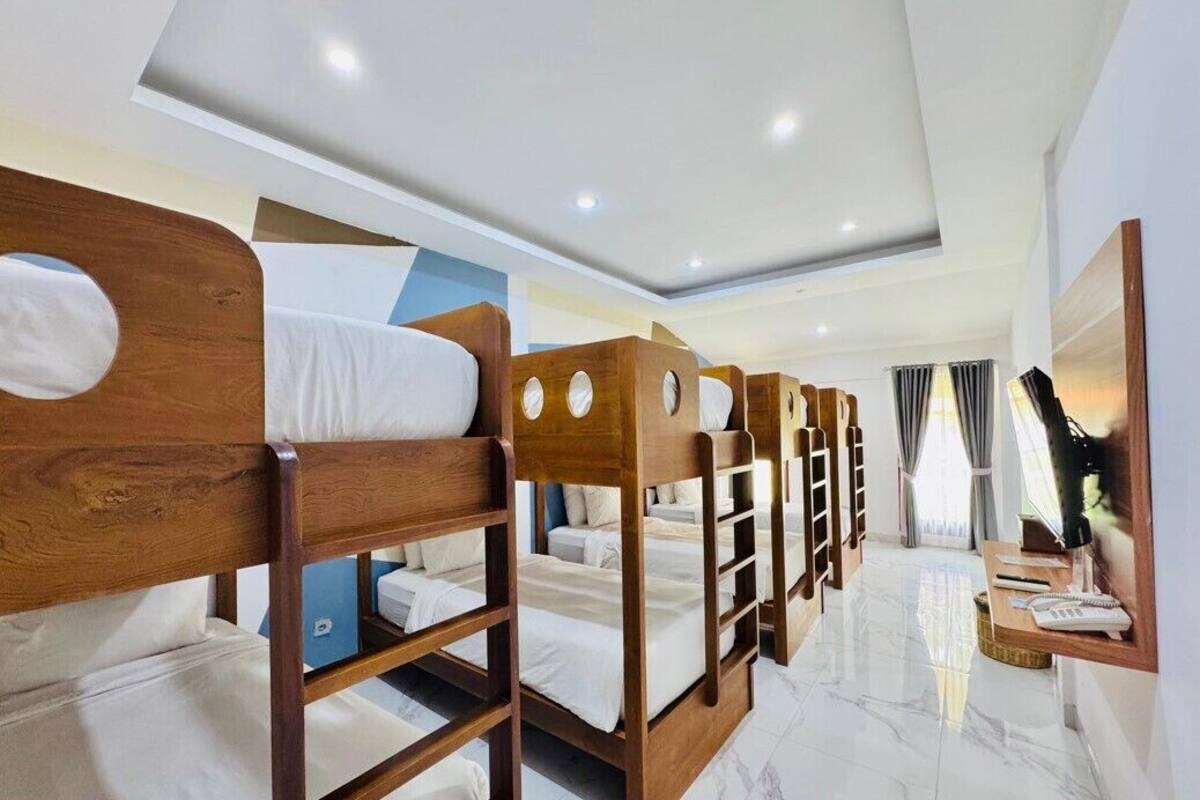 Phòng tập thể Tiêu chuẩn (Kaldera Group) | Minibar, bàn, khu vực làm việc phù hợp cho laptop 