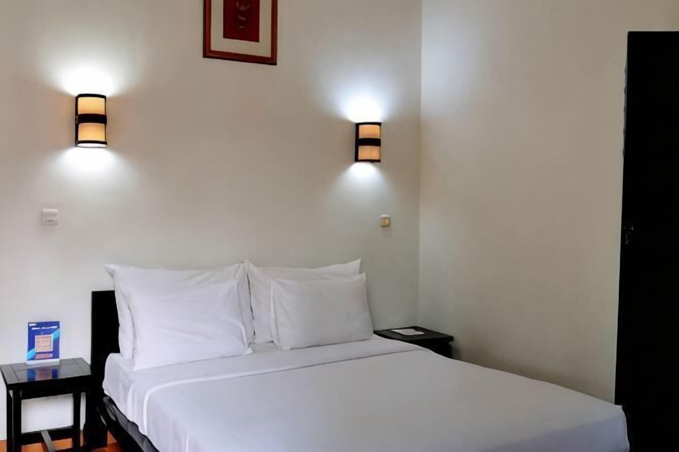 Minibar, desk, laptop workspace, free WiFi