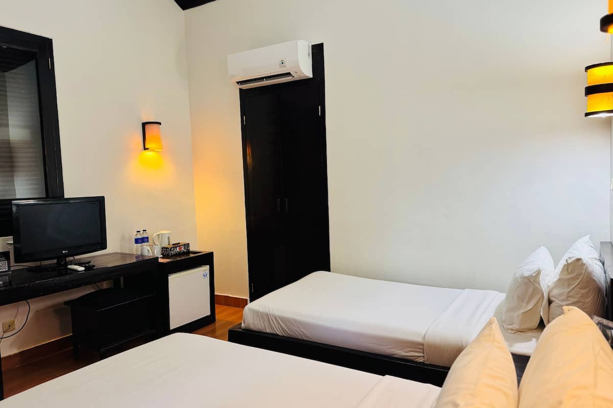 Quarto | Frigobar, escrivaninha, espaço de trabalho para notebook