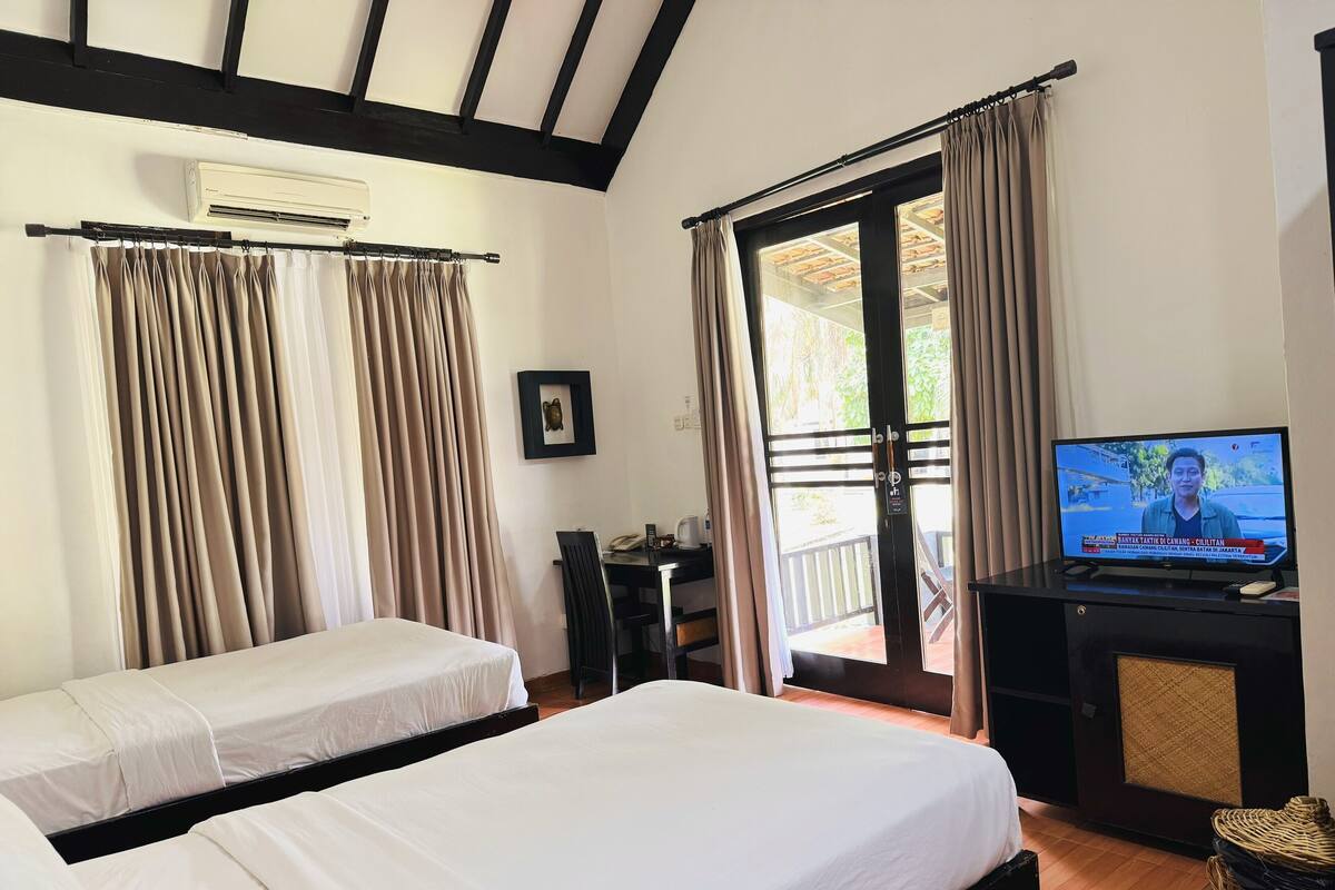 Biệt thự, 1 giường đơn (Rajabasa Villa Twin) | Minibar, bàn, khu vực làm việc phù hợp cho laptop 