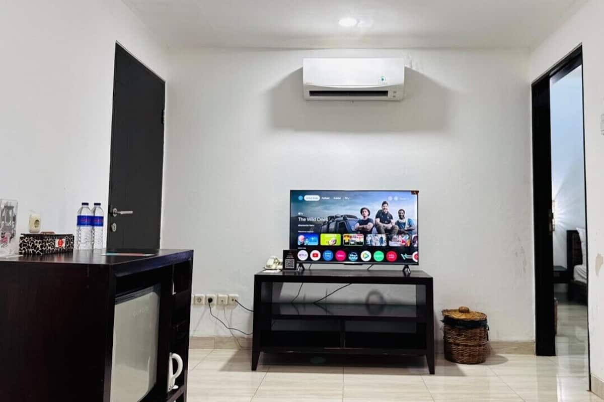 Lambur Suite | Wohnbereich | 32-Zoll-Fernseher mit Kabelempfang