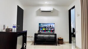 Lambur Suite | リビング エリア | 32 インチのテレビ (ケーブル放送視聴可)