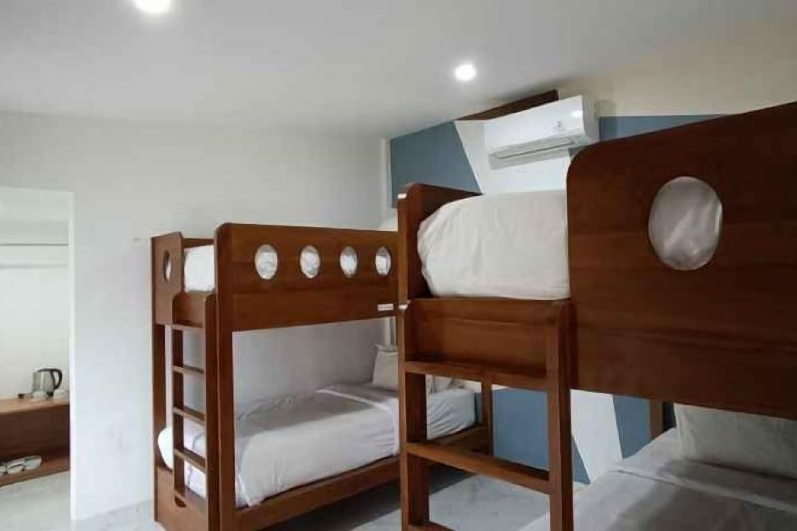 Minibar, desk, laptop workspace, free WiFi