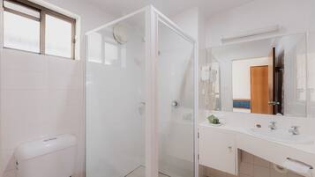 Studio Room | Bathroom | Shower, free toiletries, hair dryer, towels
