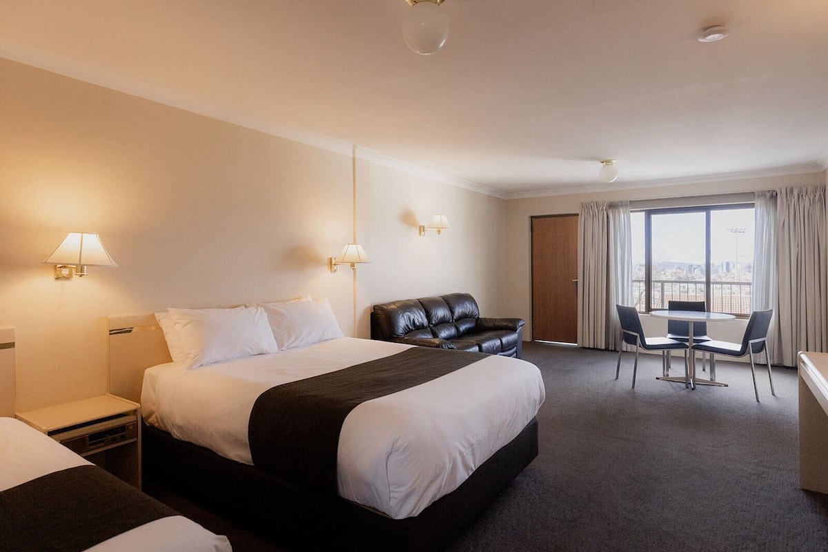 Executive Twin Room | 1 bedroom, desk, iron/ironing board, free WiFi