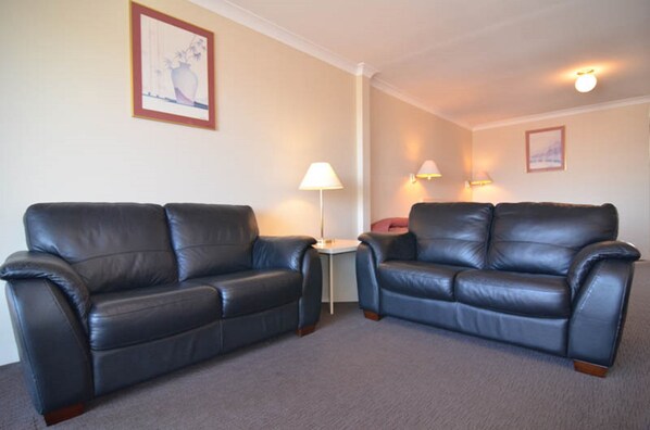 Tomannsrom – superior, 1 soverom | Oppholdsområde | Flatskjerm-TV