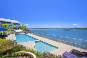 Een buitenzwembad
