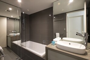Three Bedroom Apartment with Water Views | Bathroom - Noosa Shores Resort (Noosa Heads)