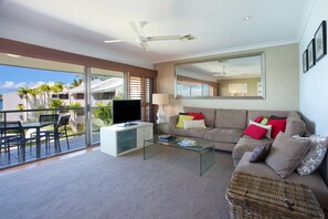 50-inch flat-screen TV with cable channels, TV - Noosa Shores Resort (Noosa Heads)