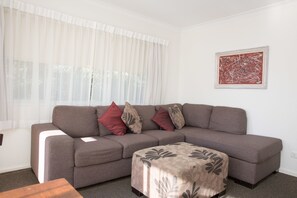 Classic-Apartment, 2 Schlafzimmer, Küche, Stadtblick | Kostenloses WLAN, Bettwäsche