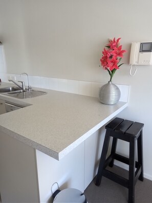 Superior Apartment, 3 Bedrooms, Non Smoking, Kitchen | Private kitchen - Atlas Suites And Apartments (Tauranga)
