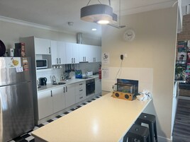 Lavavajillas, utensilios de cocina, servilletas de papel