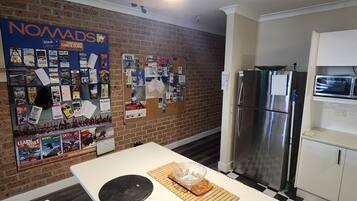 Dishwasher, cookware/dishes/utensils, paper towels