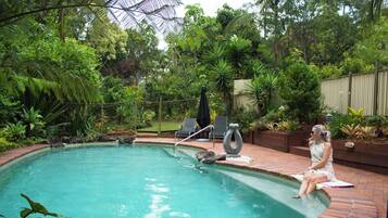 Piscine extérieure, parasols de plage, chaises longues